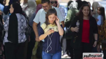 طلاب الثانوية العامة 2025 يتوجهون إلى مراكز الامتحانات لإجراء الفحص الإلكتروني.