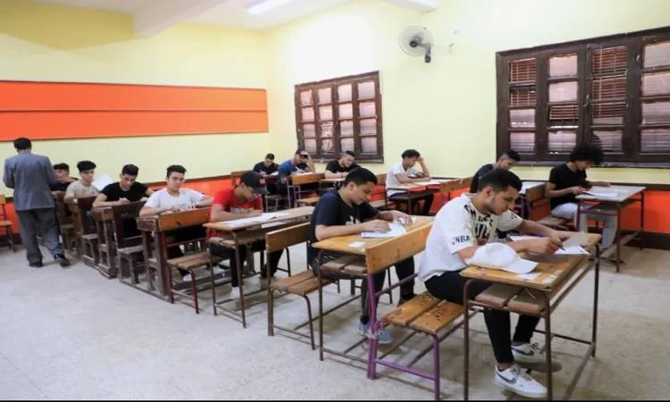 طلاب الثانوية العامة في جميع المحافظات يختبرون في مادتي الفيزياء والتاريخ.