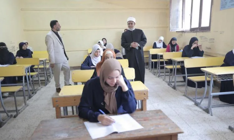 طلاب القسم الأدبي بالثانوية الأزهرية يؤدون امتحان اللغة الفرنسية ومادة الإنشاء طلاب القسم الأدبي بالثانوية الأزهرية يؤدون امتحان اللغة الفرنسية ومادة الإنشاء