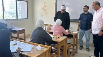 طلاب القسم الأدبي بالشهادة الثانوية يعودون لاستكمال امتحانات اللغة الإنجليزية.