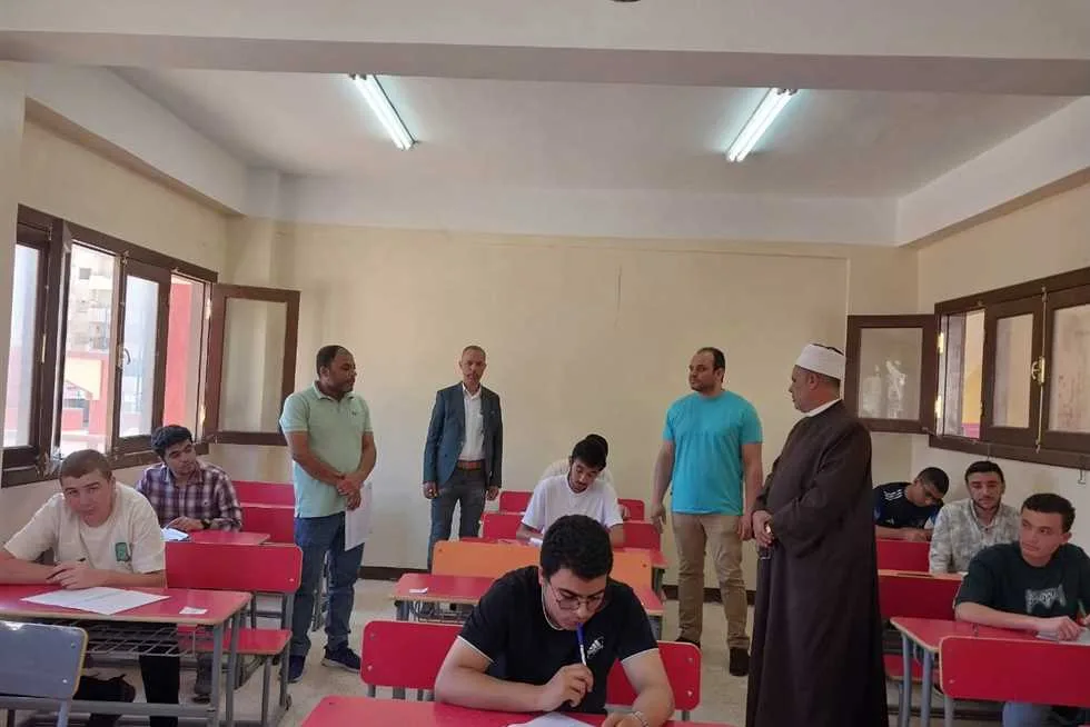 طلاب القسم العلمي بالأزهر يجرون امتحان الفقه في مطروح بدون أي تذمر طلاب القسم العلمي بالأزهر يجرون امتحان الفقه في مطروح بدون أي تذمر