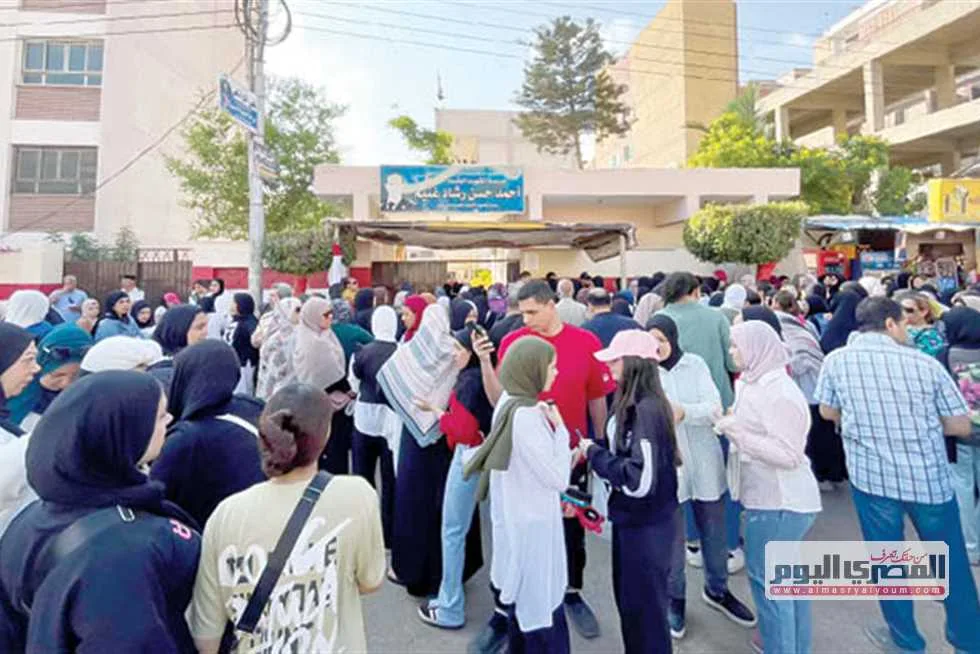 طلاب المنوفية يخوضون اختبار اللغة الأجنبية الثانية في ظل إجراءات صارمة. طلاب المنوفية يخوضون اختبار اللغة الأجنبية الثانية في ظل إجراءات صارمة.