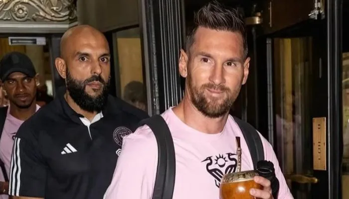 طلب غير تقليدي: حارس ميسي يرفض رفع شعار الأهلي (فيديو)