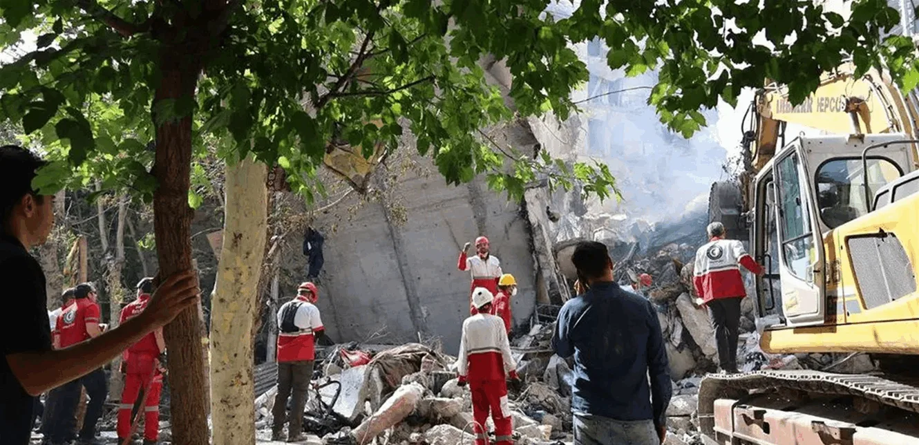 طهران تعيش لحظات من التوتر جراء انفجارين، والدفاعات الجوية تتدخل. طهران تعيش لحظات من التوتر جراء انفجارين، والدفاعات الجوية تتدخل.