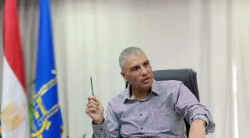 محافظ أسوان يتابع توفر المواد الغذائية بأسعار معقولة في المجمع الاستهلاكي بإدفو