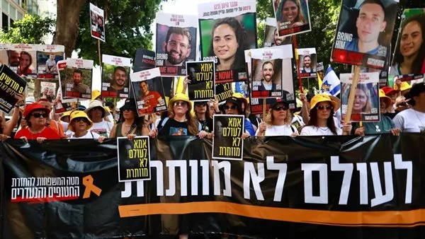عائلات المعتقلين تطالب نتنياهو بوضع استراتيجية متكاملة لإعادة المحتجزين وإنهاء النزاع.