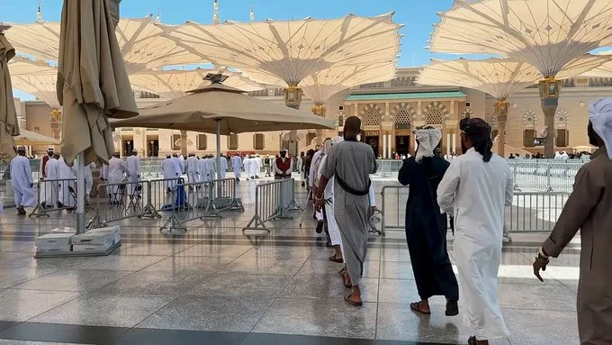 عائلات شهداء القوات اليمنية تتوجه لزيارة المسجد النبوي بعد أداء فريضة الحج