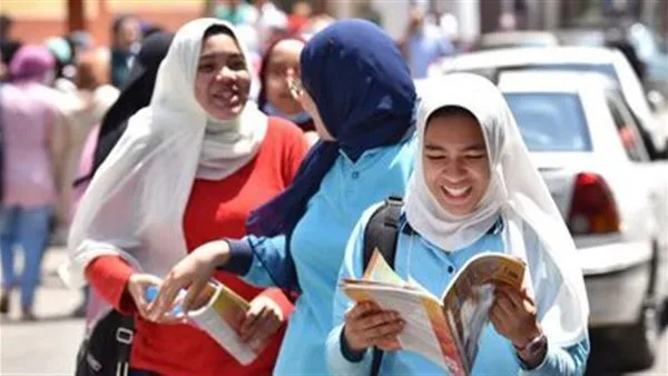 عاجل | وصول طلاب الثانوية العامة إلى اللجان تحضيرًا لاختبار اللغة الأجنبية الثانية ومادة الاقتصاد