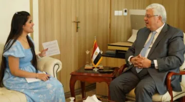 عاشور” يستعرض طرق عمل الوزارة في مقابلة صحفية مع طالبة من “إعلام القاهرة