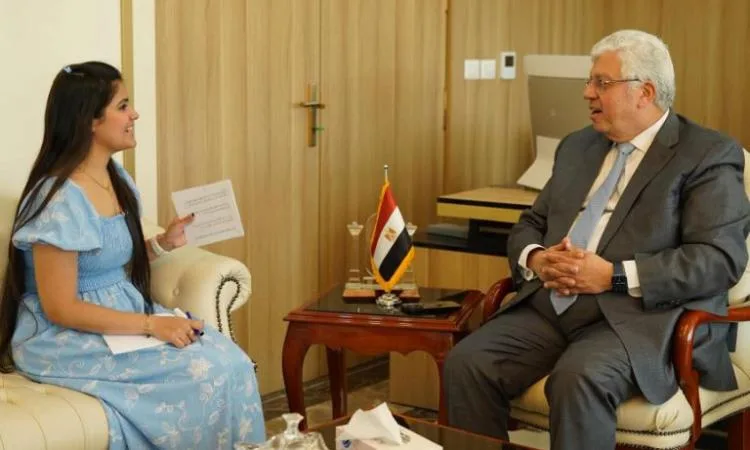 عاشور” يستعرض طرق عمل الوزارة في مقابلة صحفية مع طالبة من “إعلام القاهرة عاشور” يستعرض طرق عمل الوزارة في مقابلة صحفية مع طالبة من “إعلام القاهرة