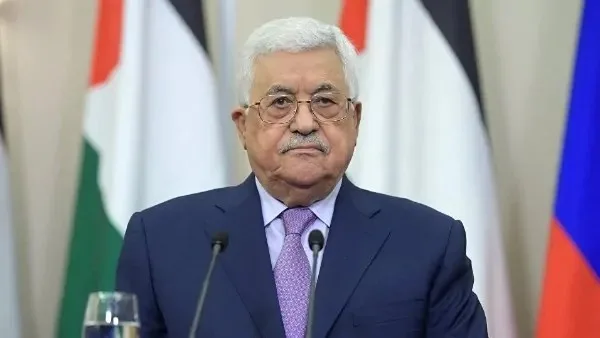 عباس يدعو إلى تخلي حماس عن السلاح ويشدد على أهمية استبعادها من إدارة غزة.