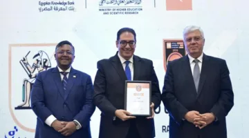 عبد الصادق يستلم شهادة تتويج جامعة القاهرة كأفضل جامعة في مصر وفقاً لتصنيف QS
