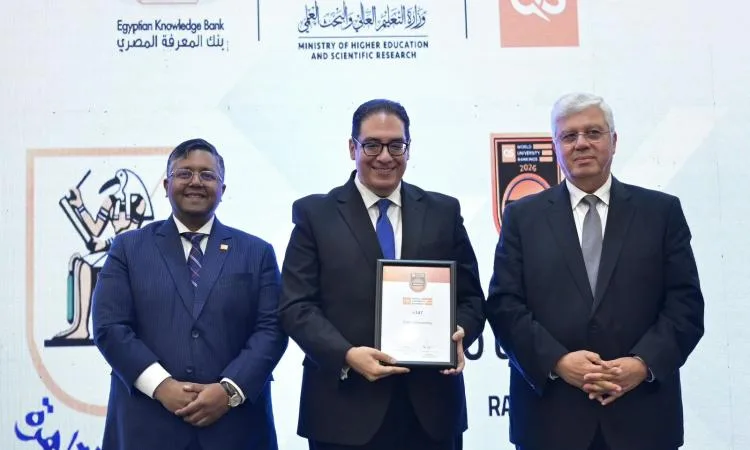 عبد الصادق يستلم شهادة تتويج جامعة القاهرة كأفضل جامعة في مصر وفقاً لتصنيف QS عبد الصادق يستلم شهادة تتويج جامعة القاهرة كأفضل جامعة في مصر وفقاً لتصنيف QS