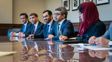 عبد الله بن زايد ووزير المالية الكندي يناقشان أوجه التعاون في القطاعات الاقتصادية