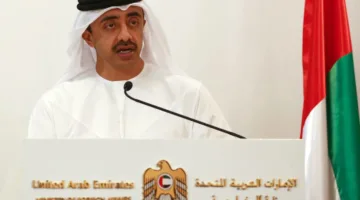 عبد الله بن زايد يتواصل لمناقشة تداعيات الهجمات الإيرانية ويشدد على ضرورة ضبط النفس وتفضيل الحلول الدبلوماسية.