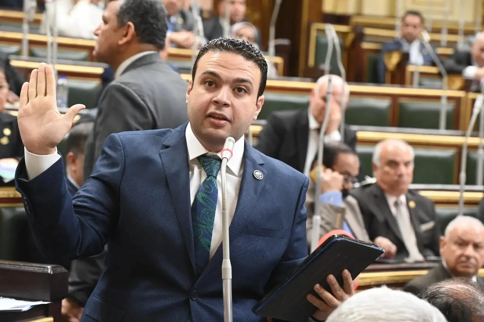 عبد المنعم إمام: خطة تعديل نظام الإيجار القديم تُعتبر “عقوبة اجتماعية” ويرفض إخراج كبار السن من منازلهم.