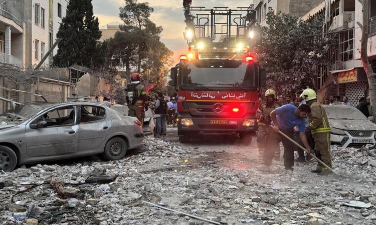 عدد من أفراد الأمن الإيراني يُقتلون في هجوم إسرائيلي على نقطة تفتيش في كاشان عدد من أفراد الأمن الإيراني يُقتلون في هجوم إسرائيلي على نقطة تفتيش في كاشان