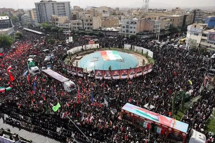 عسكريون وخبراء نوويون: إيران تودّع جثامين 60 فرداً اغتالهم الاحتلال الإسرائيلي