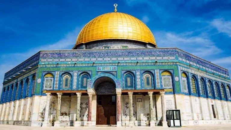 عشرات من المستوطنين يدخلون المسجد الأقصى بشكل غير قانوني عشرات من المستوطنين يدخلون المسجد الأقصى بشكل غير قانوني