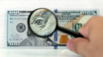 عضو في الفيدرالي يتعارض مع باول ويثير الجدل بشأن تخفيض أسعار الفائدة