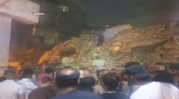 عقار السيدة زينب المتصدع.. استخراج جثة من تحت الأنقاض واستمرار عمليات البحث