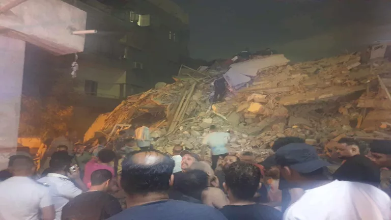 عقار السيدة زينب المتصدع.. استخراج جثة من تحت الأنقاض واستمرار عمليات البحث عقار السيدة زينب المتصدع.. استخراج جثة من تحت الأنقاض واستمرار عمليات البحث