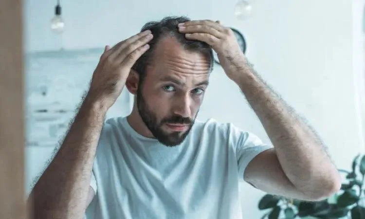 علاج مبتكر باستخدام الخلايا الجذعية يعزز نمو الشعر