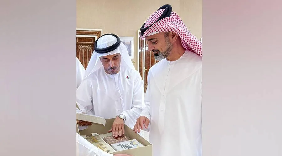 عمار بن حميد يستعرض منتجات “الغدير للحرف الإماراتية”