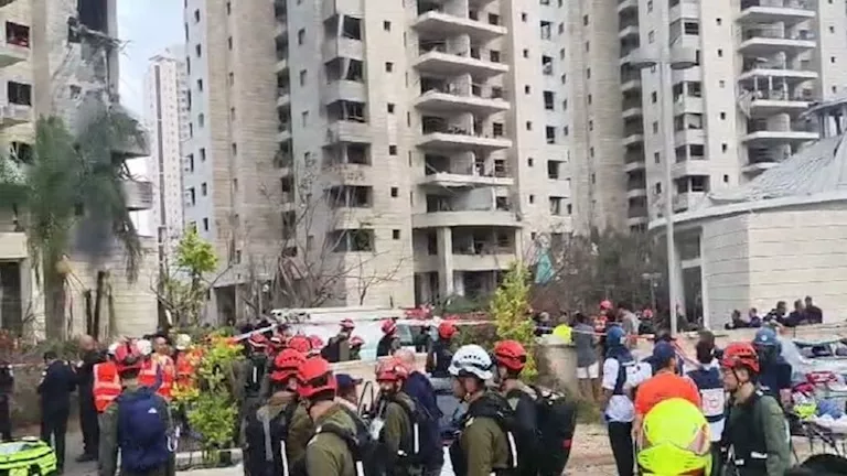 عمليات إجلاء مكثفة للإسرائيليين في بيتاح تكفا وتل أبيب وحيفا عمليات إجلاء مكثفة للإسرائيليين في بيتاح تكفا وتل أبيب وحيفا