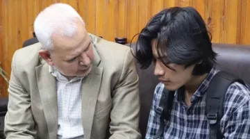 عميد “أصول القاهرة” يقدم الدعم لطالب إندونيسي فقد والده أثناء خضوعه للامتحانات