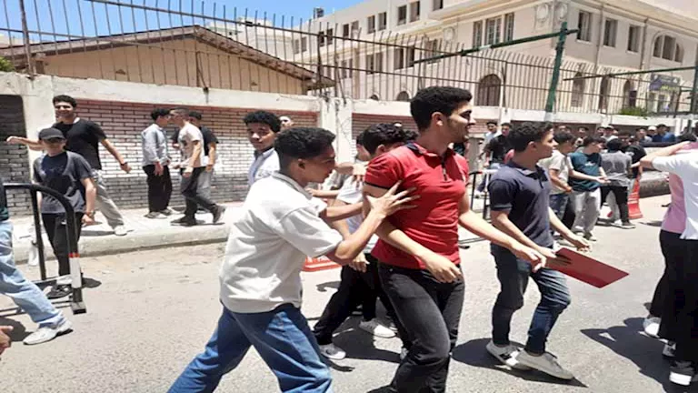 عناق وابتسامات: طلاب البحيرة ينهون يومهم الأول من امتحانات الثانوية العامة