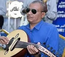 شاهد الفيديو: أجواء احتفالية في حفل زفاف بالقاهرة حيث أبدع عازف العود المعروف عوض أحمودي بأداء رائعة الهرم وردي “أقابلك” وسط تصفيق وزغاريد الحضور.
