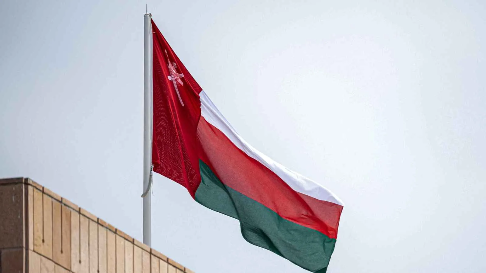 عُمان أول دولة في الخليج تفرض ضريبة على دخول الأفراد