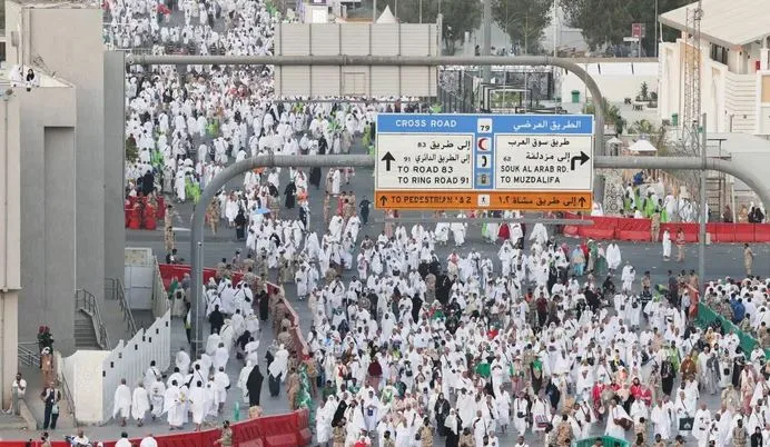 الحجاج يغادرون عرفات متوجهين إلى مزدلفة