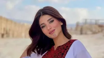 غير ملائمة.. خبير أزياء ينتقد إطلالة نارين بيوتي في حفل زفاف شقيقتها