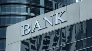 فضيحة مالية: بنوك بارزة تمنح المفصولين من إدارتها مبالغ ضخمة جداً