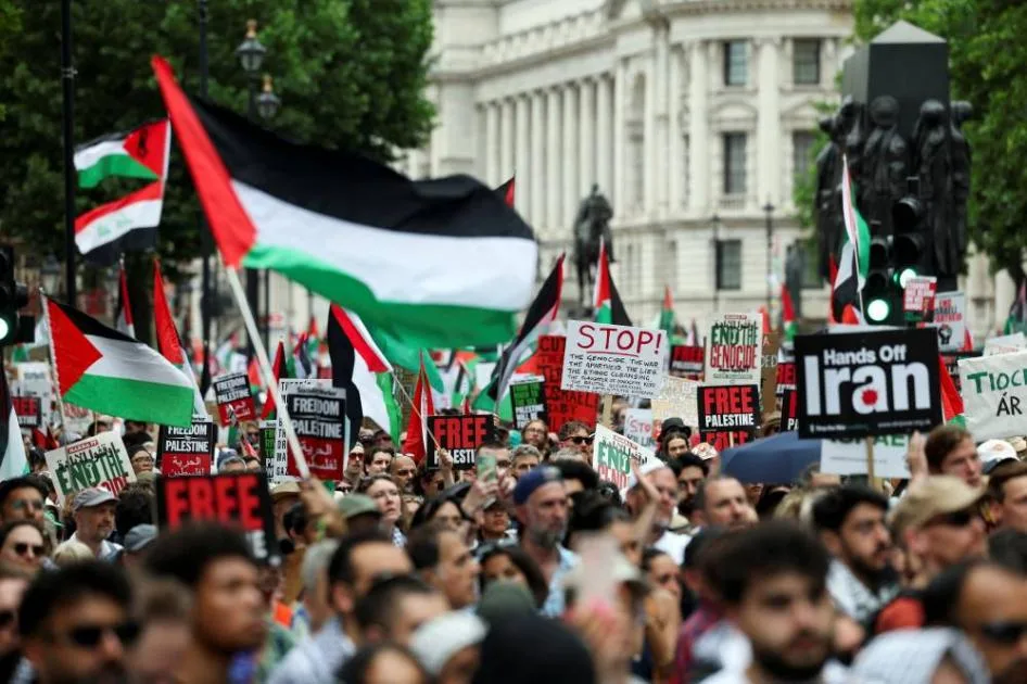 «فلسطين حرة».. مظاهرة ضخمة في لندن تشهد هتافات عشرات الآلاف «فلسطين حرة».. مظاهرة ضخمة في لندن تشهد هتافات عشرات الآلاف