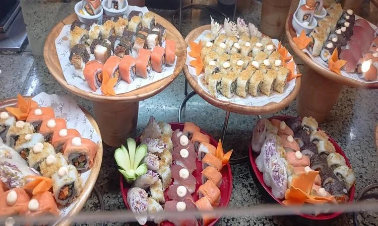 فنادق الغردقة تُحيي اليوم العالمي للسوشي بمشاركة السياح فنادق الغردقة تُحيي اليوم العالمي للسوشي بمشاركة السياح