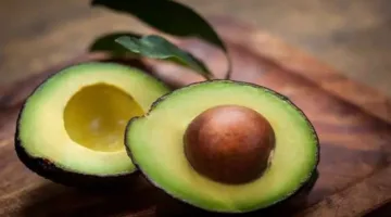 فوائد الأفوكادو: تعزيز صحة العظام وتحسين ضغط الدم، ومفاجأة في فوائد نواته للقلب.
