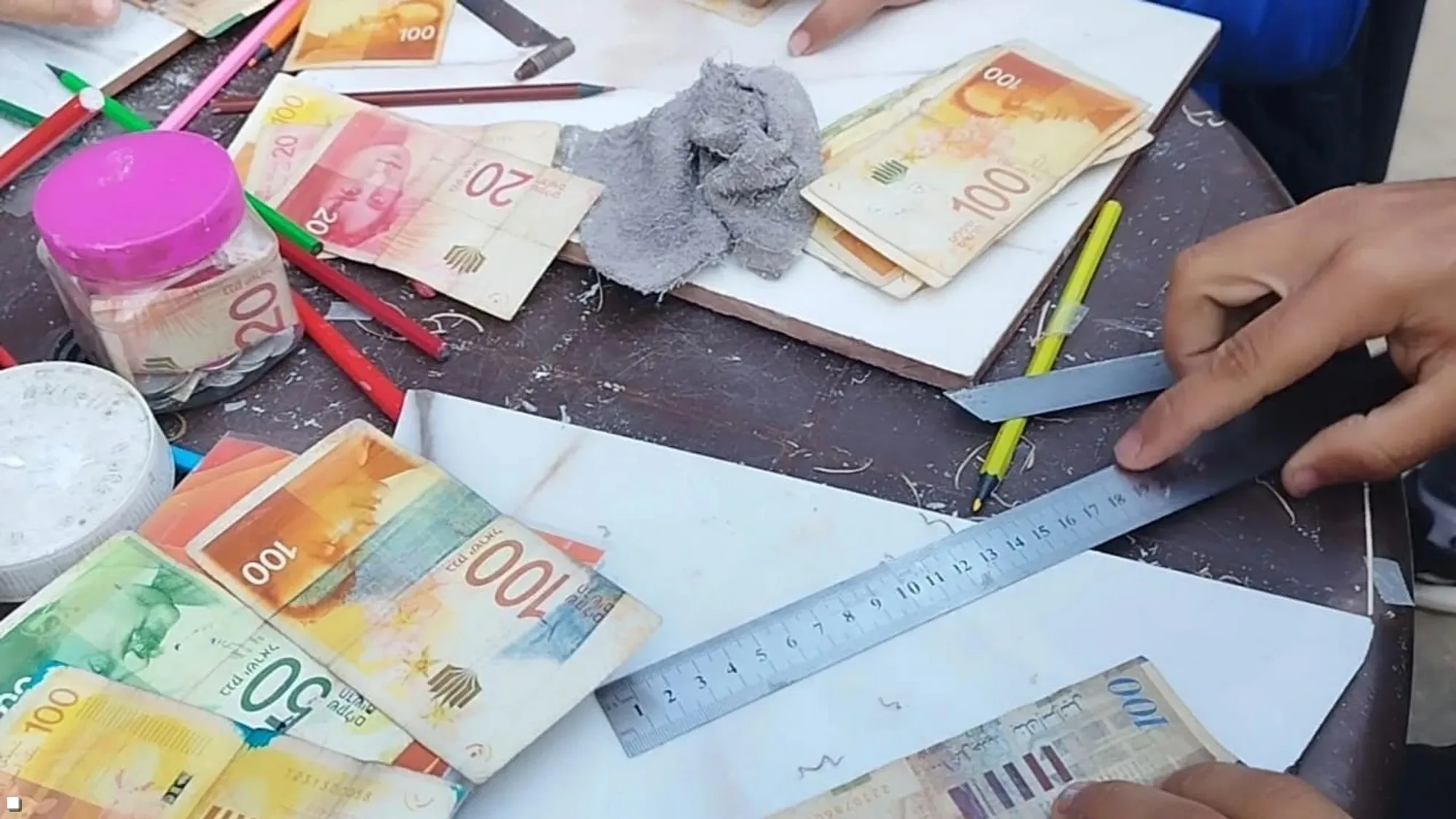 فوضى وضغوط مالية في غزة تؤدي إلى انهيار اقتصادي متواصل للقطاع