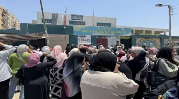 في أجواء سلمية، طلاب المرحلة الثانوية يتناولون امتحانات الفيزياء والتاريخ بالاسم.