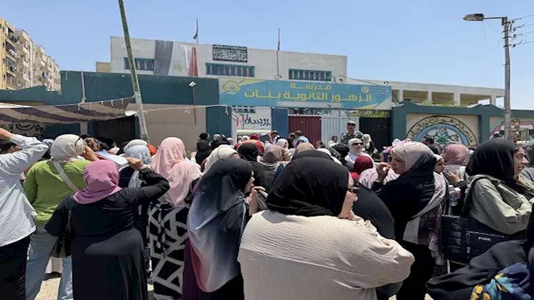 في أجواء سلمية، طلاب المرحلة الثانوية يتناولون امتحانات الفيزياء والتاريخ بالاسم.
