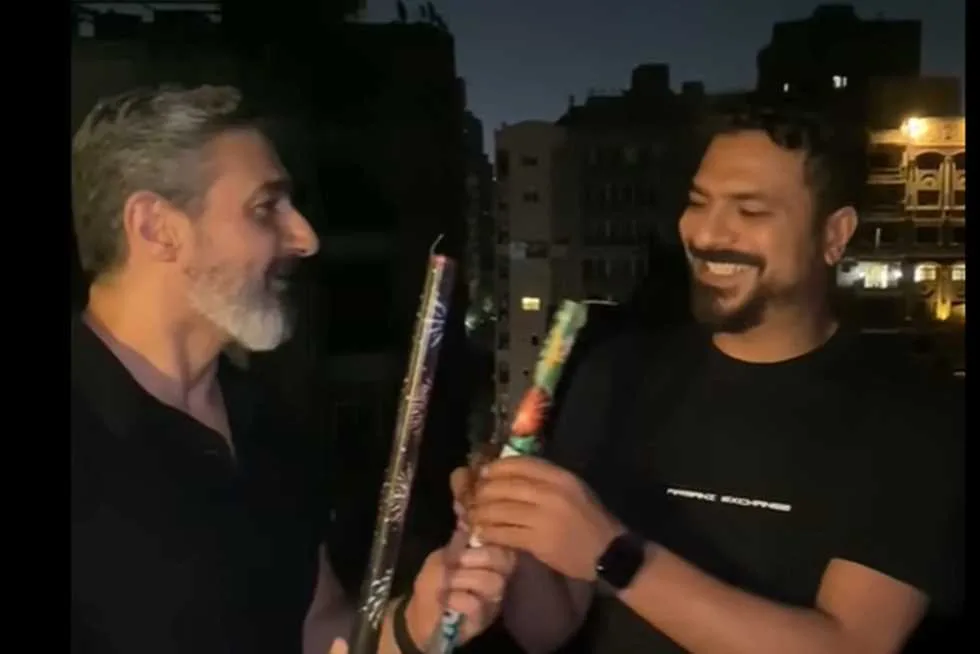 في أجواء عيد الأضحى: ياسر جلال ومصطفى أبوسريع يحتفلان باستخدام الشماريخ (فيديو)