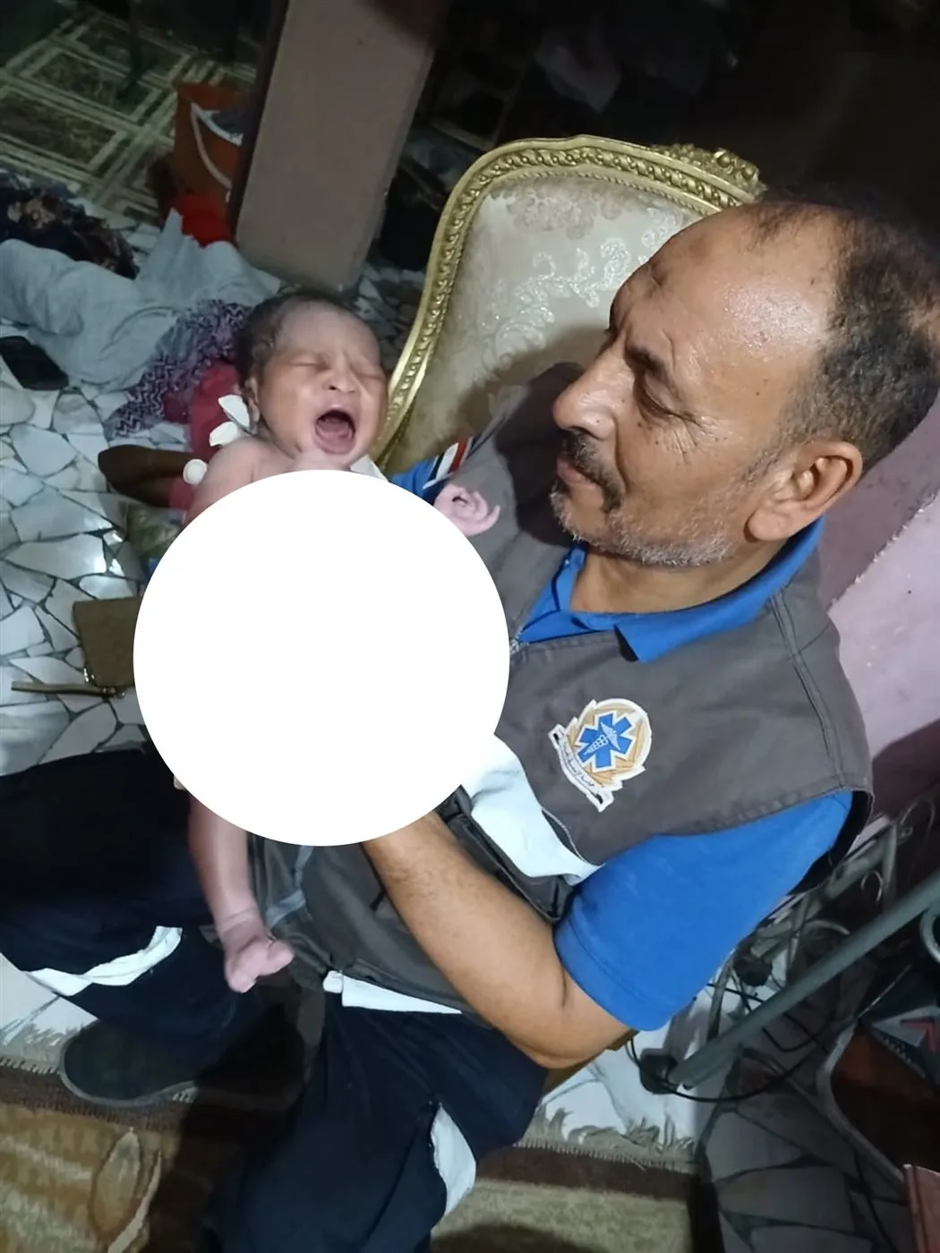 «في أرض الأمان».. قصة حديث الولادة سوداني يخرج إلى الحياة على يد مسعف مصري «في أرض الأمان».. قصة حديث الولادة سوداني يخرج إلى الحياة على يد مسعف مصري