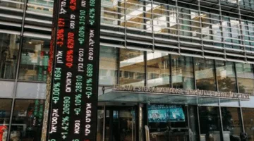 في أول تداول بعد الهجمات.. بورصة تل أبيب تبدأ بتراجع