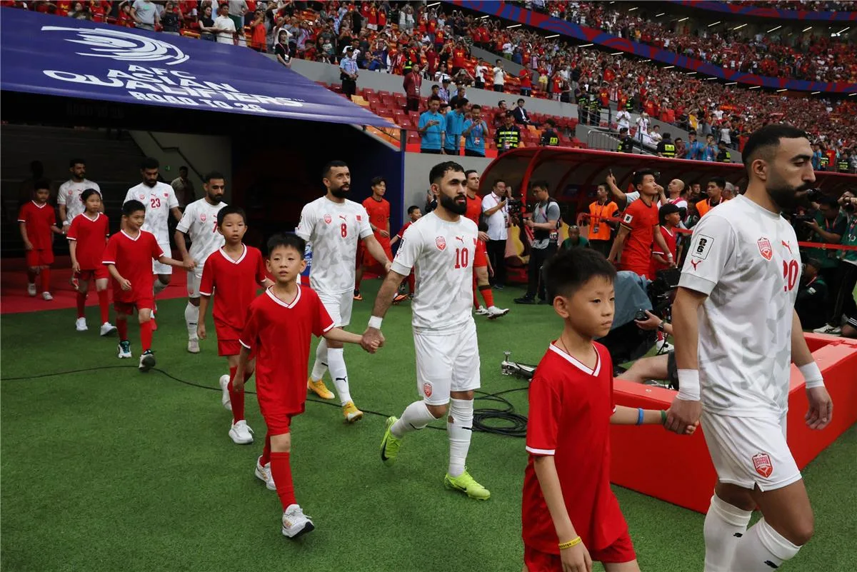 في اللحظات الأخيرة.. الصين تحقق انتصاراً مثيراً على البحرين بهدف حاسم في تصفيات كأس العالم (فيديو) في اللحظات الأخيرة.. الصين تحقق انتصاراً مثيراً على البحرين بهدف حاسم في تصفيات كأس العالم (فيديو)