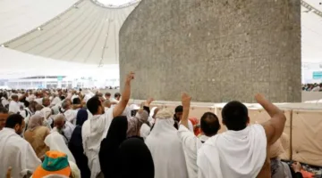 في اليوم الأول من أيام التشريق… حجاج بيت الله الحرام يقومون برمي الجمرات الثلاث
