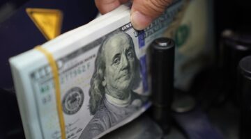 في اليوم الثاني، الدولار يستمر في التراجع مقابل الجنيه