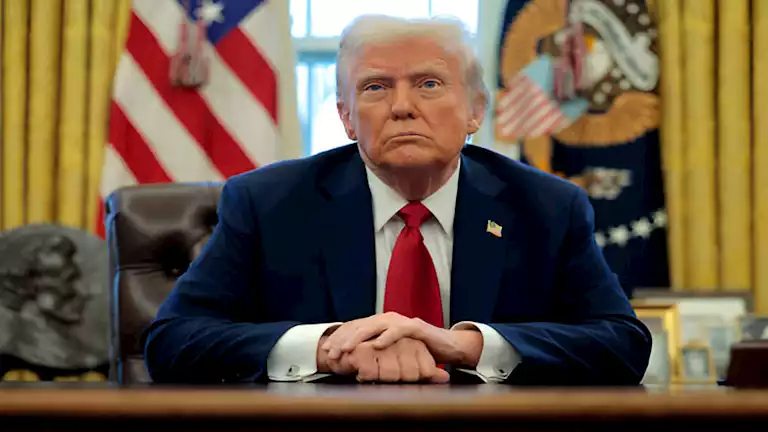 في ظل التوتر مع إيران.. ترامب يعلن رفع علمين جديدين على جانبَي ال في ظل التوتر مع إيران.. ترامب يعلن رفع علمين جديدين على جانبَي ال