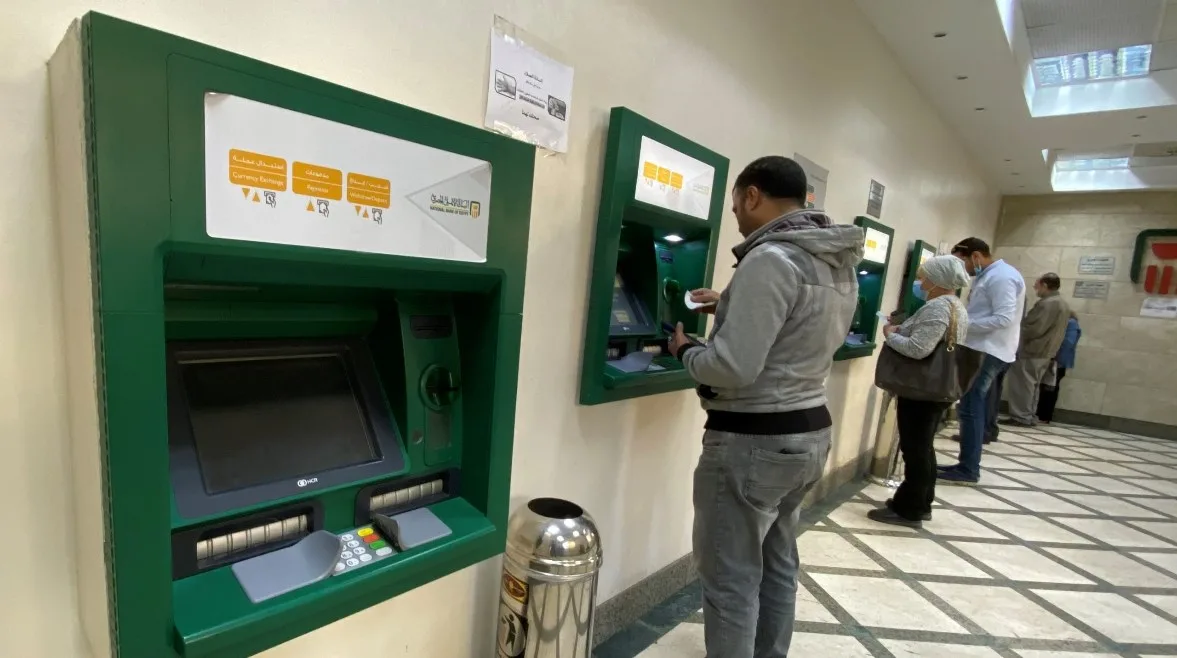 في فترة 9 أيام، قام المصريون بسحب 26.5 مليار جنيه من أجهزة الصراف الآلي للبنك الأهلي. في فترة 9 أيام، قام المصريون بسحب 26.5 مليار جنيه من أجهزة الصراف الآلي للبنك الأهلي.